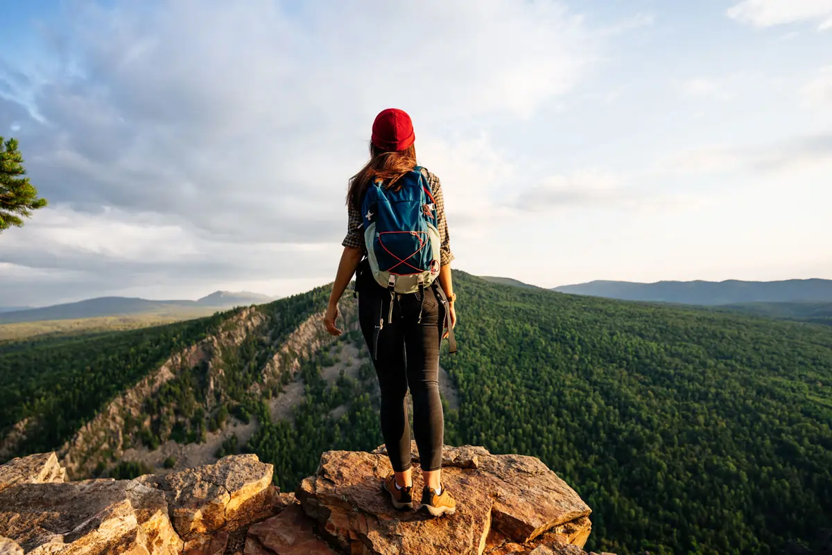 Ex hat eine neue: Person auf einem Berggipfel schaut in die Ferne, symbolisiert Entschlossenheit und Neubeginn