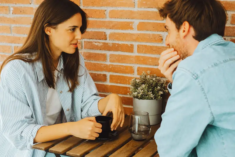 Ein Paar, das in ein intensives Gespräch vertieft ist, symbolisiert die emotionalen Gründe, warum Männer zur Ex zurückkehren.